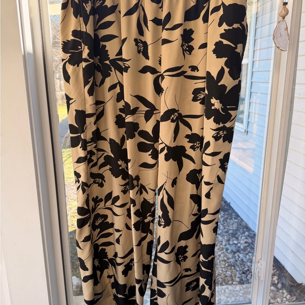 Black Floral Wide-Leg Pants with Pockets in Beige and Black